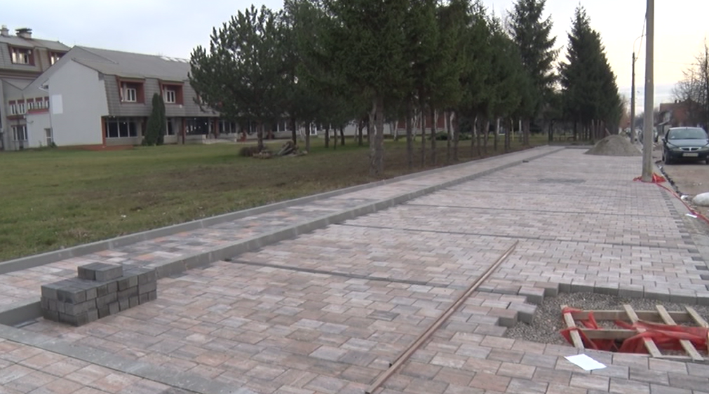 ЗАВРШЕНО УРЕЂЕЊЕ ТРОТОАРА И ПАРКИНГА КОД ШКОЛЕ ЗА МУЗИЧКЕ ТАЛЕНТЕ, ЗАСИЈАЛА И НОВА РАСВЕТА