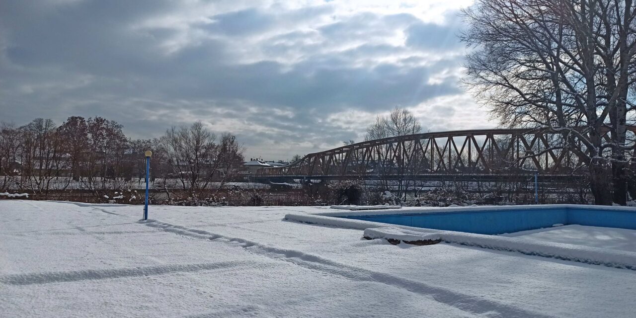 БОГОЈАВЉАНСКО ПЛИВАЊЕ НА БАЗЕНУ ПРЕКО МОСТА НА МОРАВИ