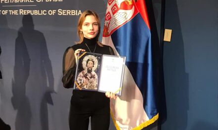 ВИОЛИНИСТКИЊА ЈОВАНА УДОВИЋ ДОБИТНИЦА СВЕТОСАВСКЕ НАГРАДЕ МИНИСТАРСТВА ПРОСВЕТЕ