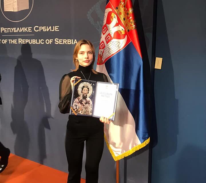 ВИОЛИНИСТКИЊА ЈОВАНА УДОВИЋ ДОБИТНИЦА СВЕТОСАВСКЕ НАГРАДЕ МИНИСТАРСТВА ПРОСВЕТЕ