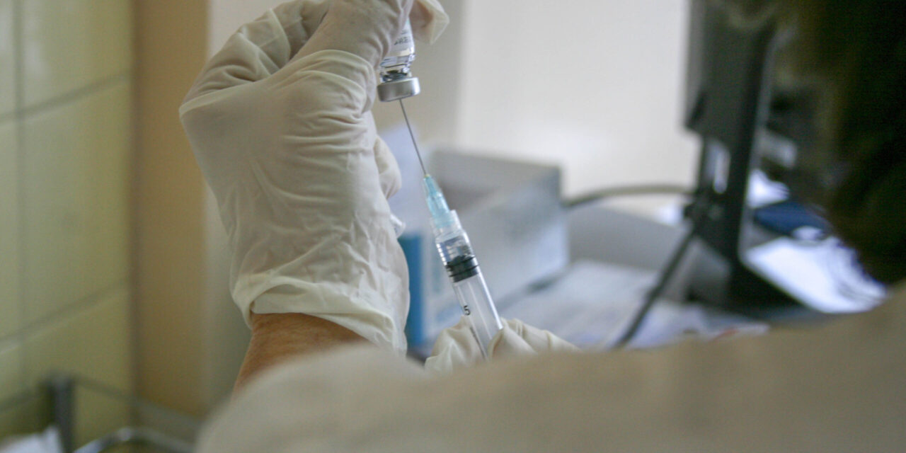 ДО КОВИД ВАКЦИНЕ И ДАЉЕ БЕЗ ЗАКАЗИВАЊА, БУСТЕР ДОЗУ ПРИМИЛО ПРЕКО ТРИ ХИЉАДЕ ЉУДИ