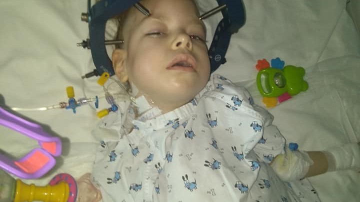 МИА ЖИКИЋ МОРА ПОНОВО НА ОПЕРАЦИЈУ, ИМПЛАНТ ИЗВАЂЕН ИЗ КИЧМЕ ЗБОГ СЕПСЕ