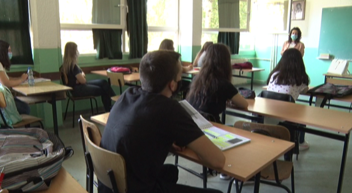 УЧЕНИЦИ МОГУ У ШКОЛУ РАДИ ОЦЕЊИВАЊА, СА ПОТВРДОМ О ВАКЦИНАЦИЈИ НЕМА КАРАНТИНА ПРИ ДОЛАСКУ ИЗ ИНОСТРАНСТВА