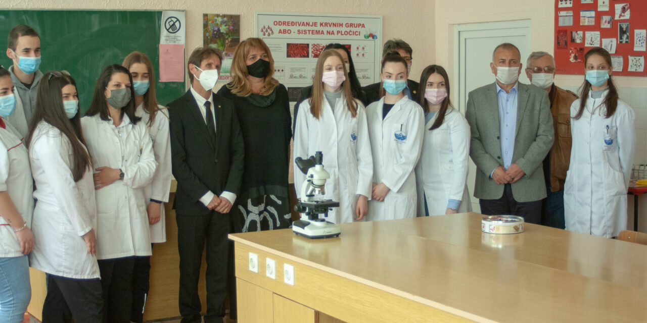 ВРЕДНА ДОНАЦИЈА РОТАРИ КЛУБА МЕДИЦИНСКОЈ ШКОЛИ