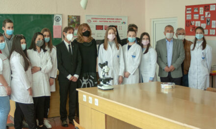 ВРЕДНА ДОНАЦИЈА РОТАРИ КЛУБА МЕДИЦИНСКОЈ ШКОЛИ