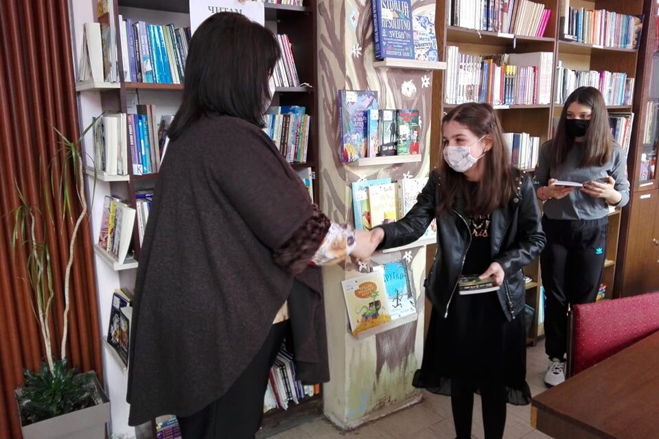 ВАСИЛИСА И МАРТИНА ПОБЕДНИЦЕ ЛИТЕРАРНОГ КОНКУРСА „ЗАГРЉАЈ КОЈИ МИ НЕДОСТАЈЕ“