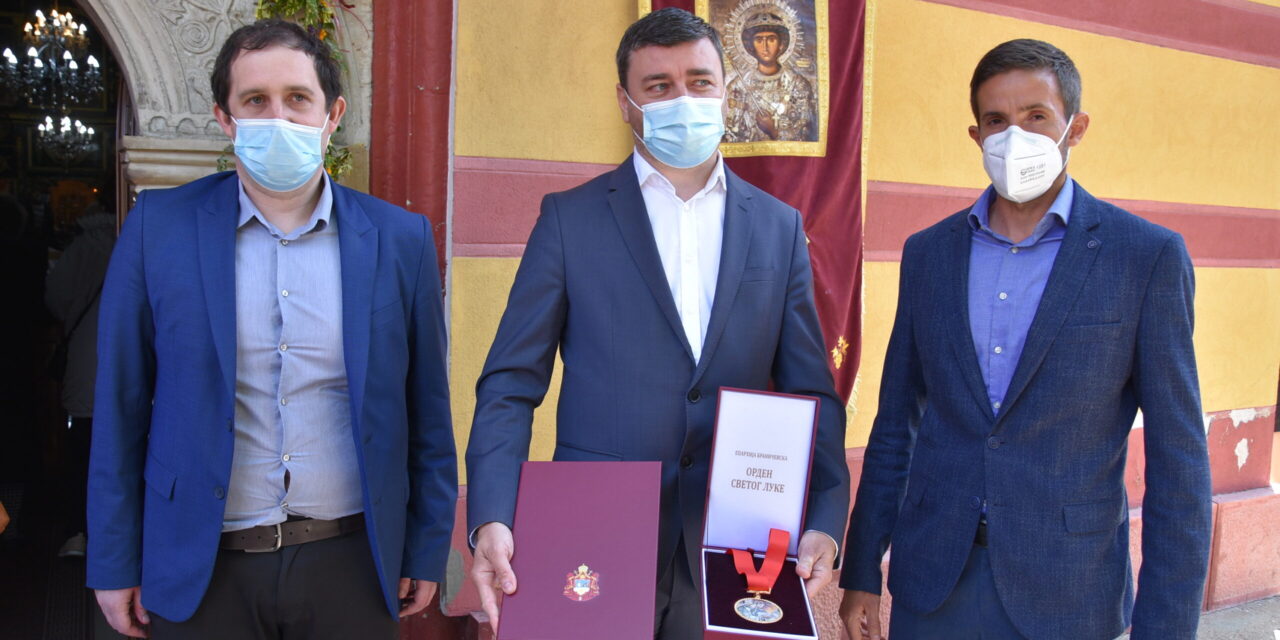 ВЛАДИКА ИГНАТИЈЕ ОПШТИНУ ЋУПРИЈА ОДЛИКОВАО ОРДЕНОМ СВЕТОГ ЛУКЕ ПРВОГ РЕДА