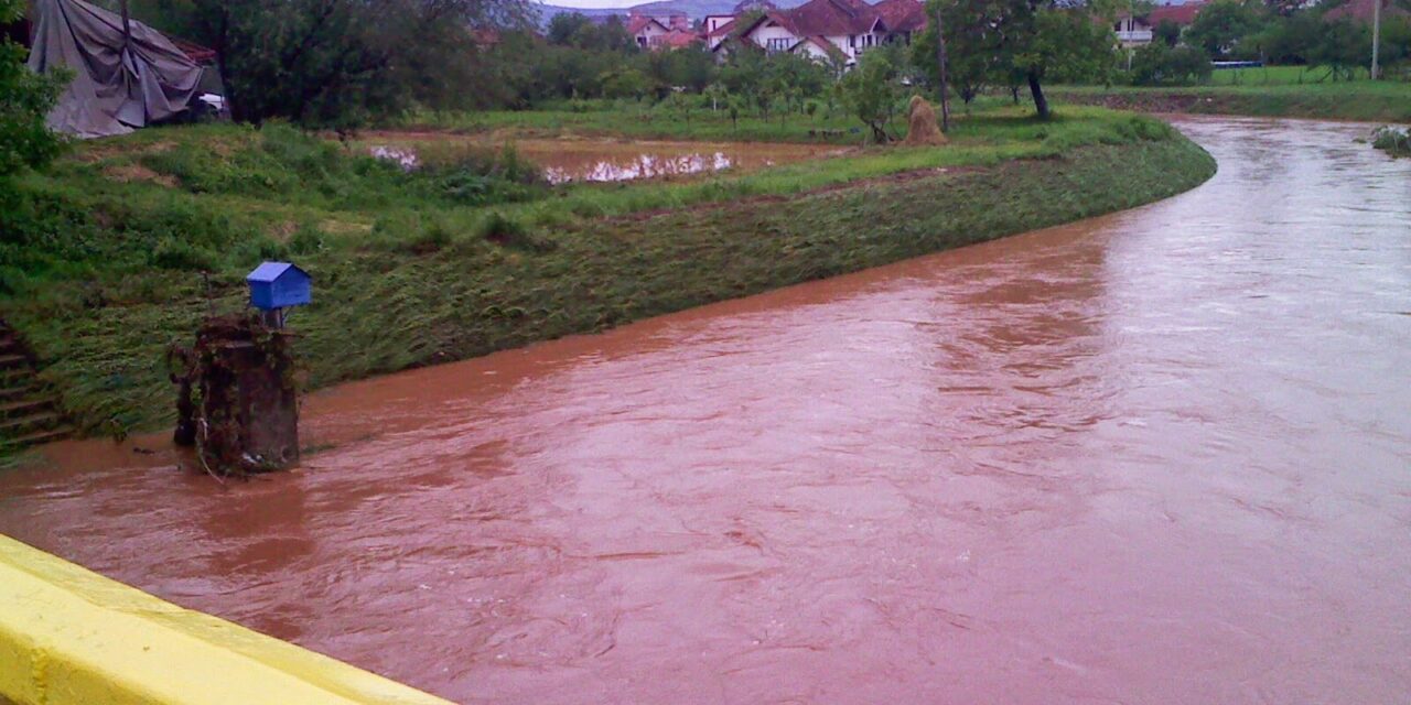 ИЗДАТО УПОЗОРЕЊЕ НА МОГУЋНОСТ МАЊЕГ ИЗЛИВАЊА У СЛИВУ РАВАНИЦЕ