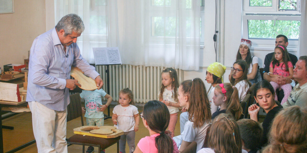 ПУТ ОД ПАРЧЕТА ДРВЕТА ДО ВРХУНСКОГ ИНСТРУМЕНТА