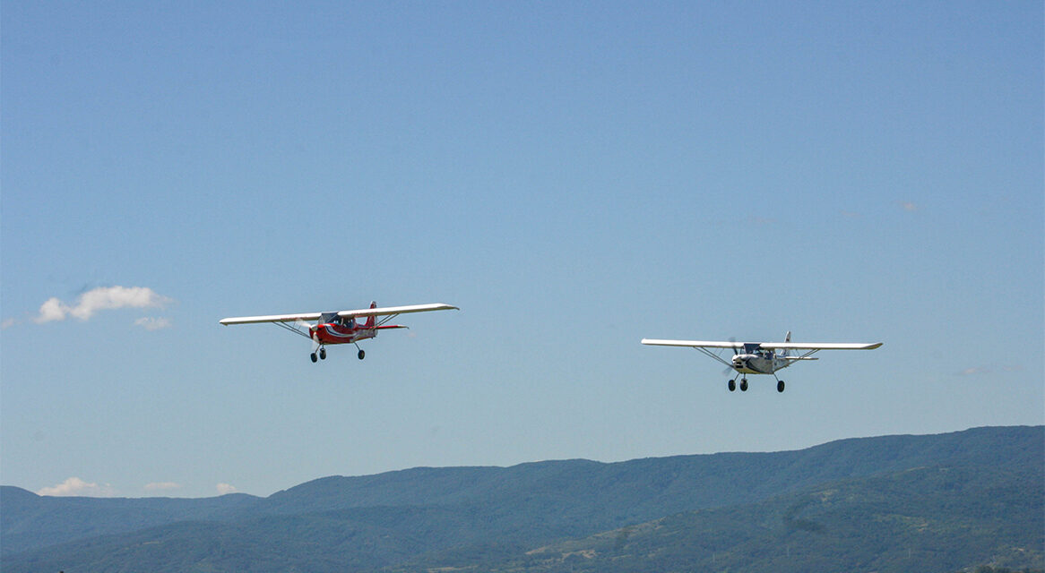 БРАВУРЕ ПИЛОТА НА НЕБУ ИЗНАД ЋУПРИЈЕ!