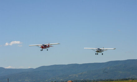 БРАВУРЕ ПИЛОТА НА НЕБУ ИЗНАД ЋУПРИЈЕ!