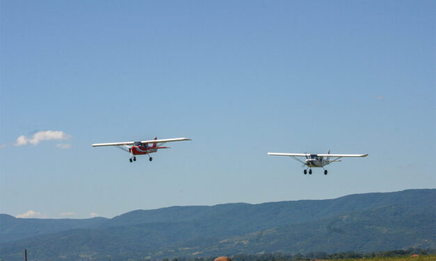 БРАВУРЕ ПИЛОТА НА НЕБУ ИЗНАД ЋУПРИЈЕ!