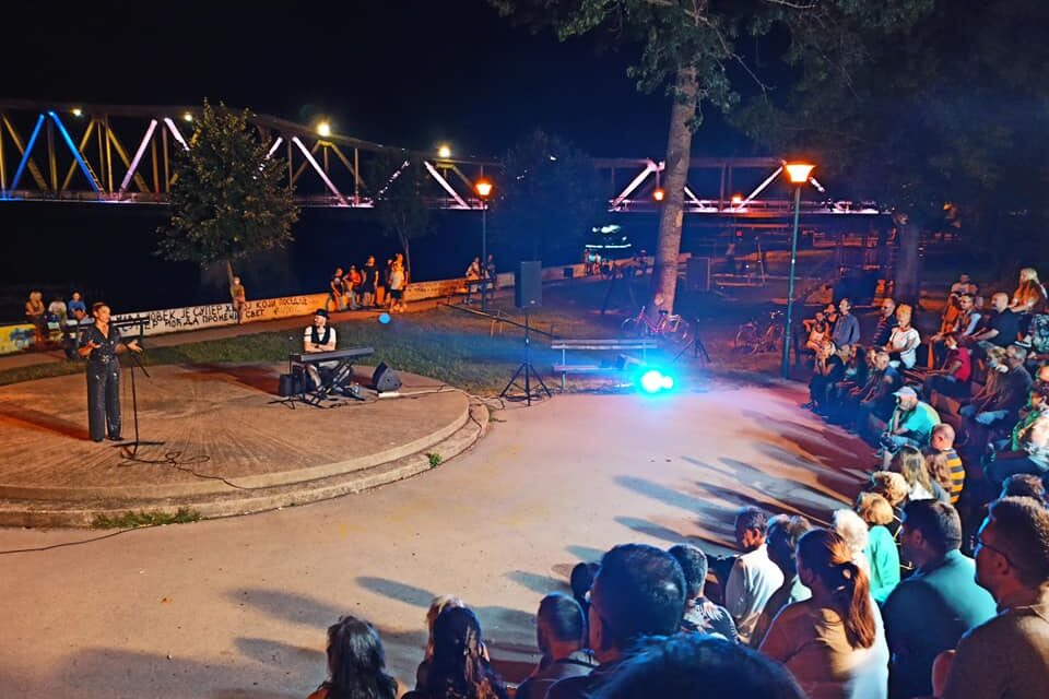 ЉУБАВНИ ВРЕМЕПЛОВ