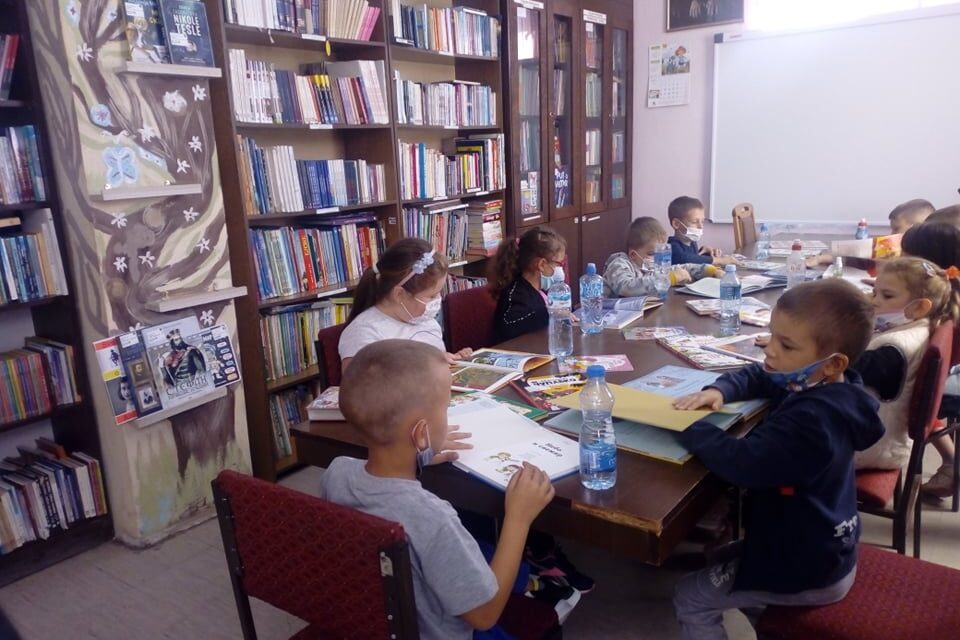 ПРВАЦИ БЕСПЛАТНО УЧЛАЊЕНИ У БИБЛИОТЕКУ