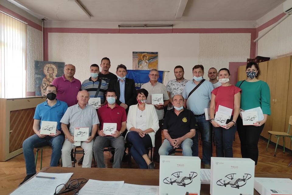 РОТАРИ ДОНИРАО ДРОНОВЕ ЗА ПОМОРАВСКЕ ОСНОВНЕ ШКОЛЕ