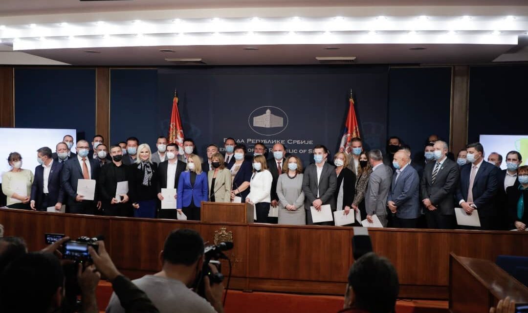 ЋУПРИЈИ УРУЧЕН УГОВОР ЗА СОЛАРНЕ ПАНЕЛЕ