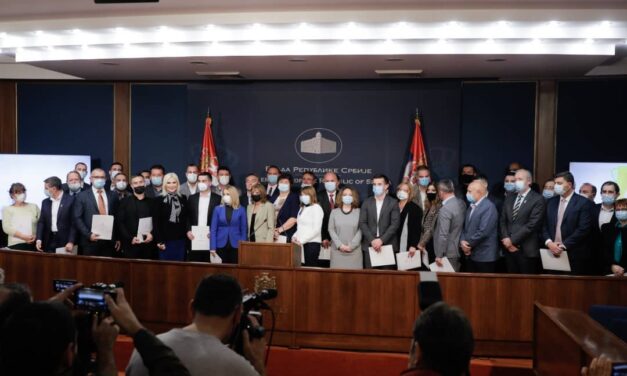 ЋУПРИЈИ УРУЧЕН УГОВОР ЗА СОЛАРНЕ ПАНЕЛЕ