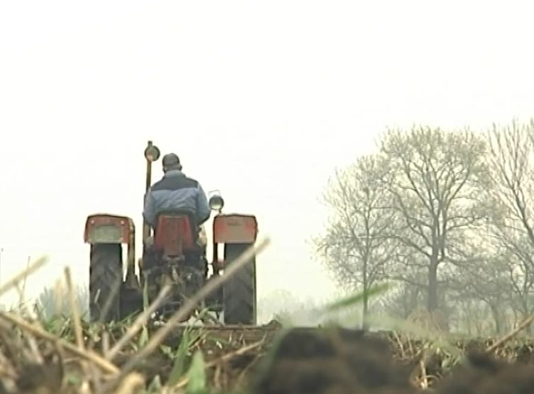 ТРАКТОРОМ БЕЗБЕДАН У САОБРАЋАЈУ