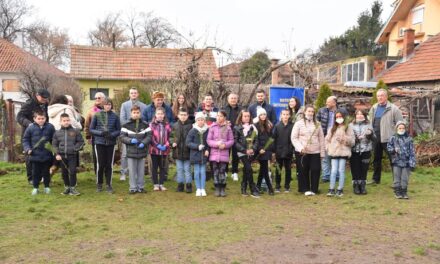 РОТАРИЈАНЦИ ЗАСАДИЛИ ДРВЕЋЕ У ДВОРИШТУ ШКОЛЕ