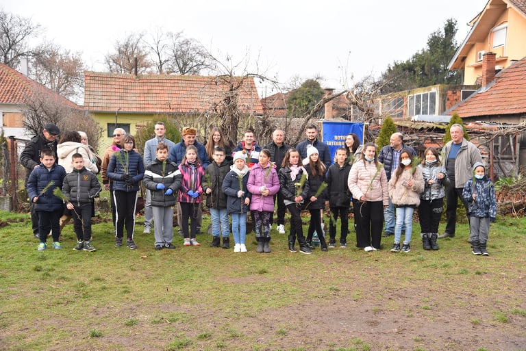 РОТАРИЈАНЦИ ЗАСАДИЛИ ДРВЕЋЕ У ДВОРИШТУ ШКОЛЕ