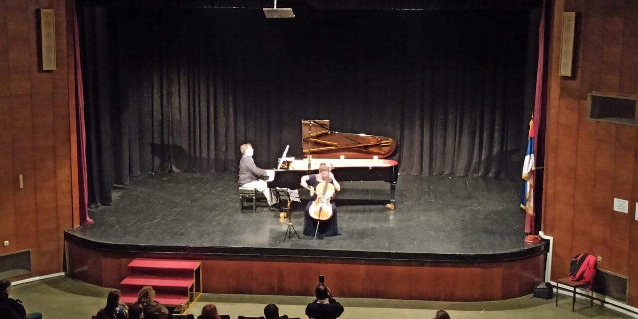 СВОМ ГРАДУ НА ДАР