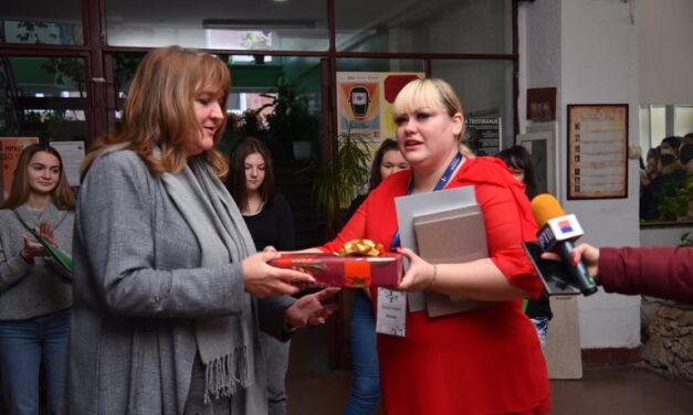 ИНТЕРАКТИВНА ТАБЛА ДОНИРАНА МЕДИЦИНСКОЈ ШКОЛИ