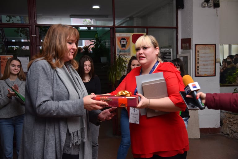 ИНТЕРАКТИВНА ТАБЛА ДОНИРАНА МЕДИЦИНСКОЈ ШКОЛИ