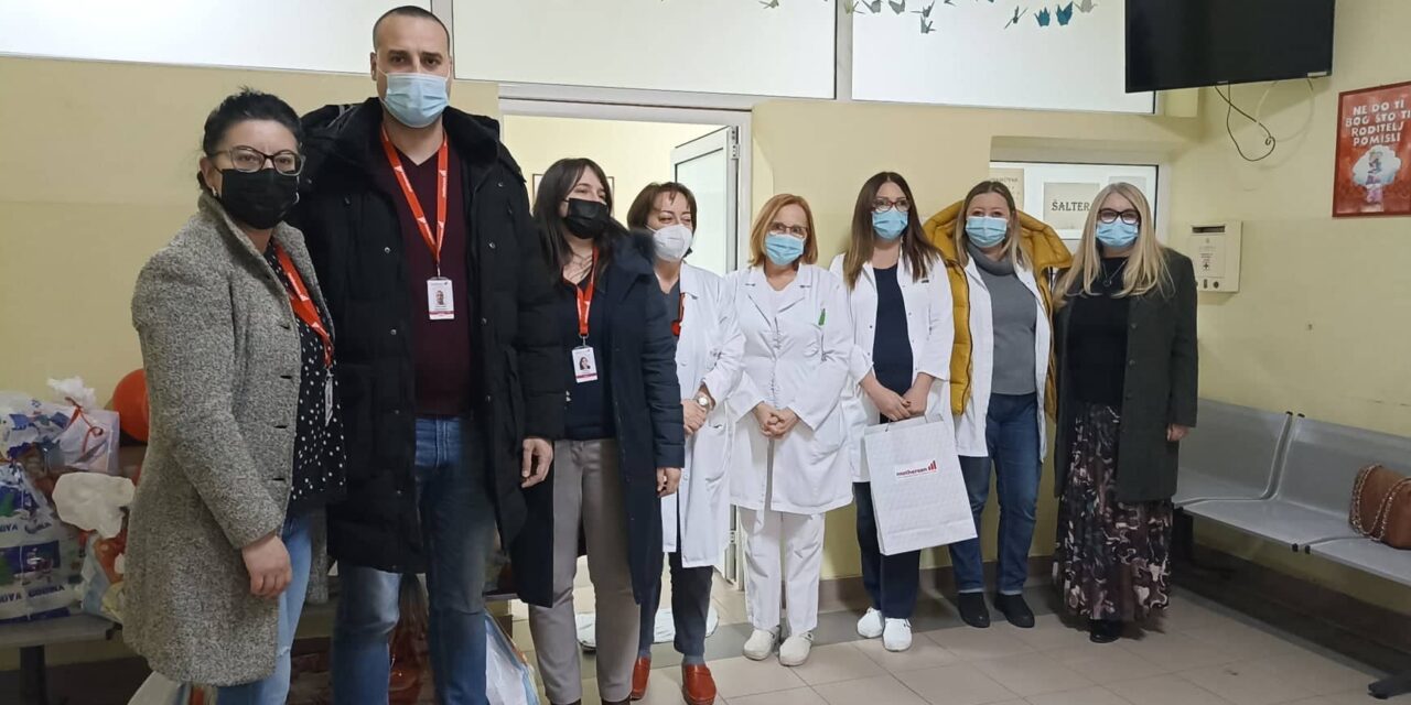 ПАКЕТИЋИ ДЕЦИ СА ПЕДИЈАТРИЈЕ ОД ЗАПОСЛЕНИХ ФАБРИКЕ „СМП АУТОМОТИВ“