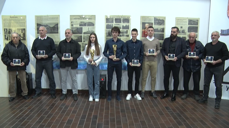 ПРИЗНАЊА И ПЕХАРИ ЗА НАУСПЕШНИЈЕ СПОРТИСТЕ ЋУПРИЈЕ